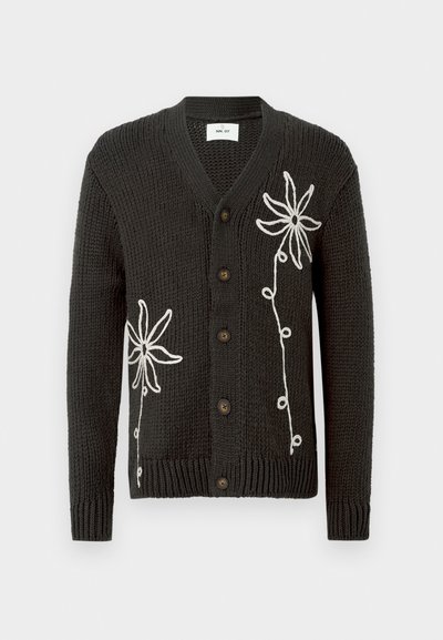 Sötét szürke kötött kardigán V-nyakkal, fehér virágmintás hímzéssel és öt barna gombbal az elején. Mintás anyag.