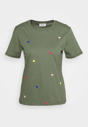 Oliwkowa koszulka z krótkim rękawem z małymi rozproszonymi serduszkami w kolorach czerwonym, niebieskim, różowym i żółtym na przodzie.