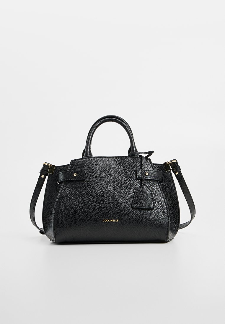 Borsa a tracolla in pelle nera con texture, doppio manico, tracolla removibile e logo dorato "Coccinelle" sulla parte anteriore.