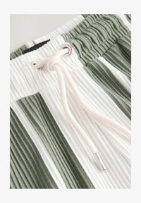 Selectat, green white