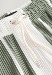 Shorts - green white