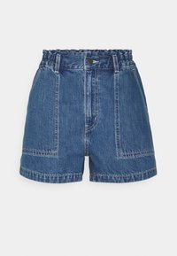 Shorts de mezclilla azul con cintura elástica, con dos grandes bolsillos frontales y dobladillos enrollados. La tela tiene una textura suave y un diseño clásico.