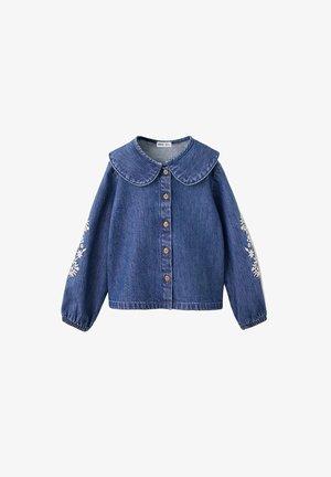 Veste en jean bleu avec grand col arrondi, boutons en bois sur le devant, poignets élastiques et broderie florale blanche sur les manches.