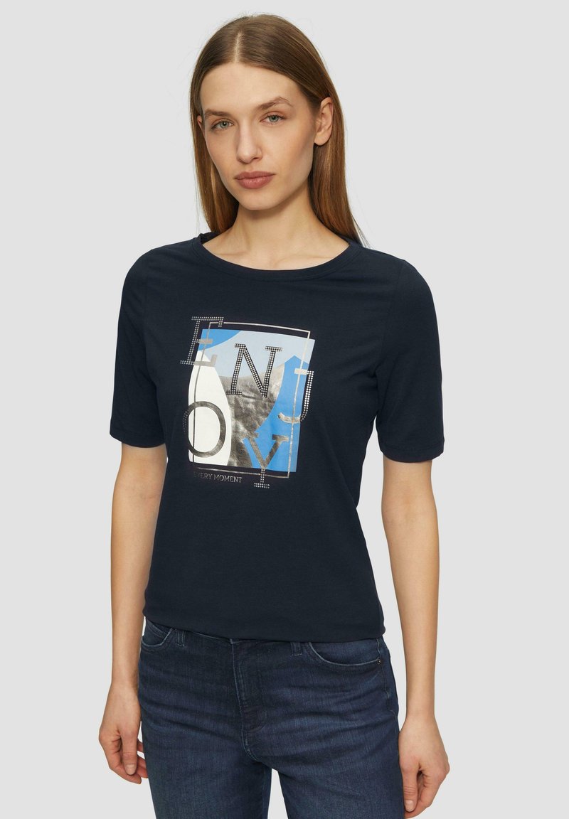 Camiseta de manga corta en color azul marino, hecha de algodón, con un estampado gráfico que incluye el texto "DISFRUTA CADA MOMENTO" en colores y texturas contrastantes.