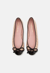 Ballerines en toile beige matelassée avec un embout en cuir verni noir et un nœud décoratif noir à l'avant. Semelle intérieure rose pâle avec logo.