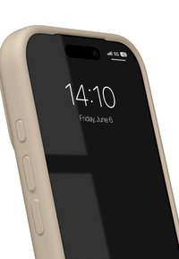 Smartphone med en sort skærm, der viser tid og dato, indkapslet i et beige silikonecover med sideknapper og udskæring til kameraet.