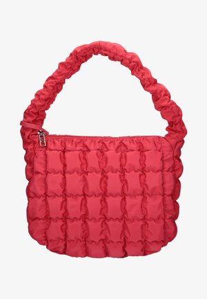Borsa a spalla rossa e morbida con una maniglia arricciata e una texture trapuntata. Presenta una parte superiore con zip e un tessuto morbido e liscio.