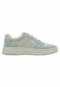 Zapatillas de ante azul claro con acentos beige, paneles perforados y una suela de goma blanca gruesa. Cuenta con cordones redondos y un diseño de caña alta.