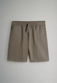 Taille-lange shorts met een elastische tailleband gemaakt van lichtgewicht, zachte stof in een effen gedempt bruin met een trekkoord voor aanpassing.