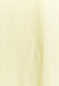 Lichtgele stof met een subtiele textuur en lichte schaduwvariaties. Glad en zacht uiterlijk, met een eenvoudige en minimalistische uitstraling.