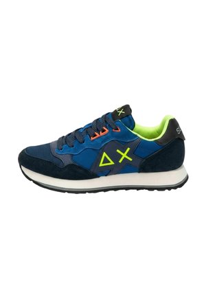 Zapatilla azul marino con suela negra, forro interior verde neón, ojales naranjas y un logo geométrico amarillo brillante en el lateral.
