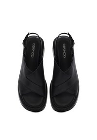 Sandali slingback in pelle nera con design incrociato, caratterizzati da una punta rotonda e una soletta testurizzata. Cinghia regolabile per una vestibilità ottimale.