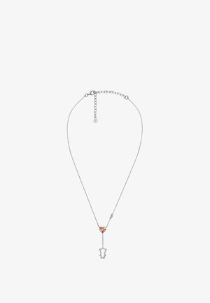 Collar de cadena de plata con un acento de corazón en oro rosa y un colgante con forma de oso, con un delicado detalle de eslabones y cierre.