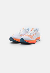 Mizuno WAVE REBELLION SONIC - Zapatillas running asfalto - white/light orange/blue ashes