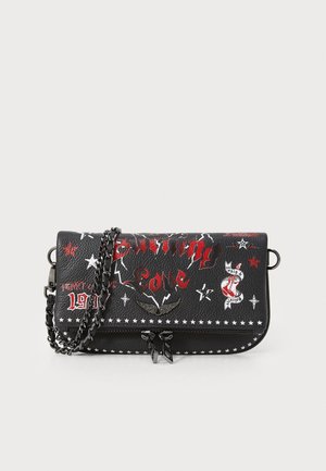 Zwarte neplederen tas met rood en witte grafische ontwerpen, een kettingband en sterpatronen. Voorzien van een ritssluiting en decoratieve accenten.