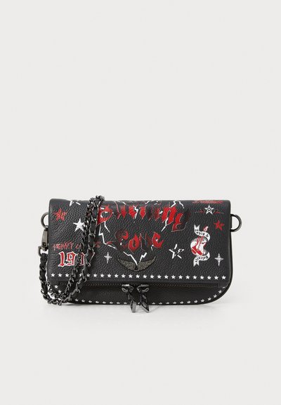 Schwarze Kunstledertasche mit roten und weißen grafischen Designs, einer Kettenriemen und Sternmustern. Verfügt über einen Reißverschluss und dekorative Akzente.