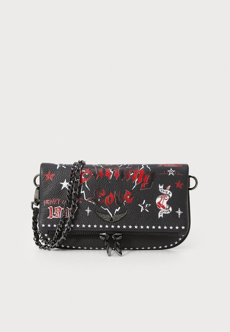 Schwarze Kunstledertasche mit roten und weißen grafischen Designs, einer Kettenriemen und Sternmustern. Verfügt über einen Reißverschluss und dekorative Akzente.