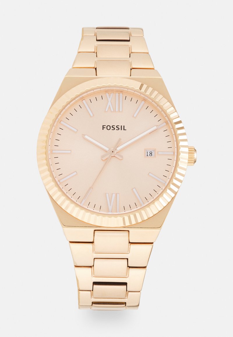 Orologio Fossil con finitura oro, con cassa rotonda liscia, quadrante minimalista color pesca, numeri romani e bracciale metallico a maglie. Visualizzazione della data a ore 3.