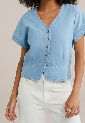 Lichtblauw denim T-shirt met korte mouwen en een V-hals, met vijf knopen aan de voorkant en een geplisseerde zoom.