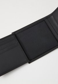 Zwarte portemonnee van soepel leer, met meerdere vakken voor kaarten en een transparante mesh-pocket voor identificatie of foto's.