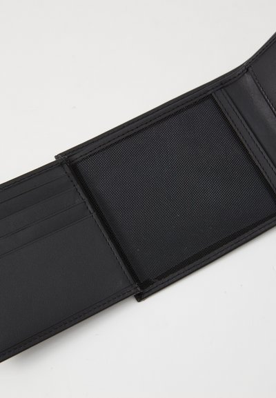 Portefeuille noir en cuir lisse, doté de plusieurs emplacements pour cartes et d'une poche transparente en maille pour l'identification ou les photos.