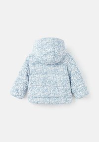 Giubbotto imbottito azzurro chiaro con motivo floreale, cappuccio e polsini elastici. Tessuto trapuntato e tasche frontali per una maggiore funzionalità.