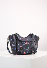 Laavapussi navy, joka on valmistettu teksturoidusta nahasta, jossa on värikkäitä maaliroiskeita, kaareva yläosa, säädettävä hihna ja kultasävyiset metalliosat.