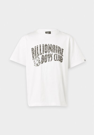 Λευκό κοντομάνικο μπλουζάκι με το κείμενο "Billionaire Boys Club" σε καμουφλάζ μοτίβο και μικρό γραφικό κράνος αστροναύτη στην μπροστινή πλευρά.