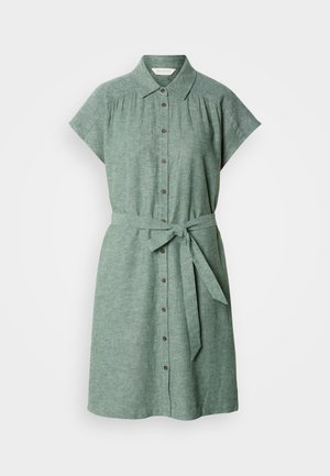Grünes kurzärmeliges Hemdblusenkleid mit Kragen und selbstgebundenem Gürtel, knielang, aus strukturiertem Stoff.