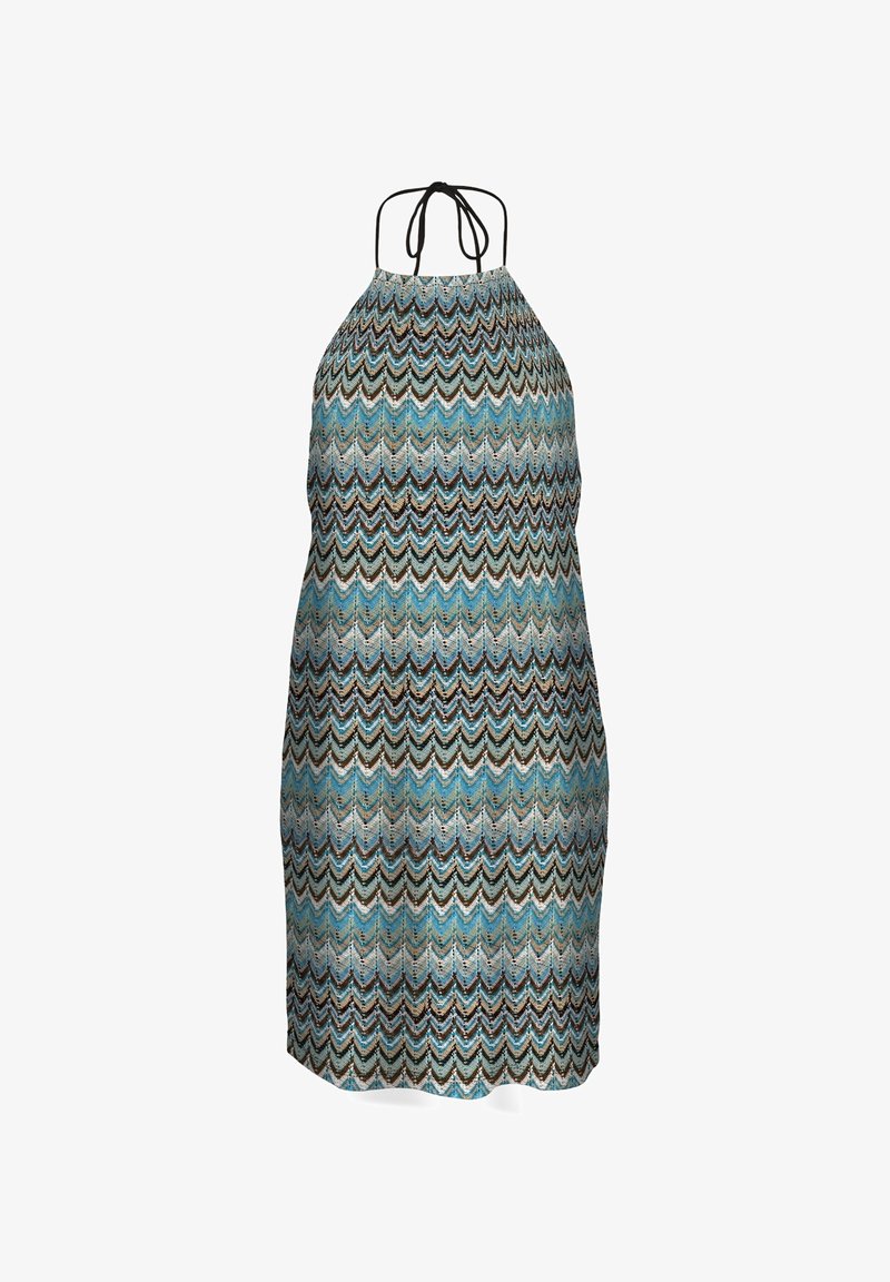 Robe dos nu à col halter présentant un motif zigzag dans des tons de bleu, blanc et brun, avec un tissu léger.