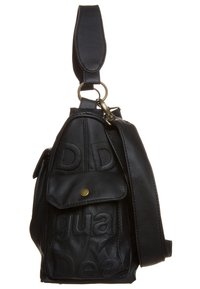 Bolso de hombro de cuero negro con marca en relieve, bolsillo frontal y herrajes en tono dorado. Cuenta con una correa desmontable y un acabado texturizado.