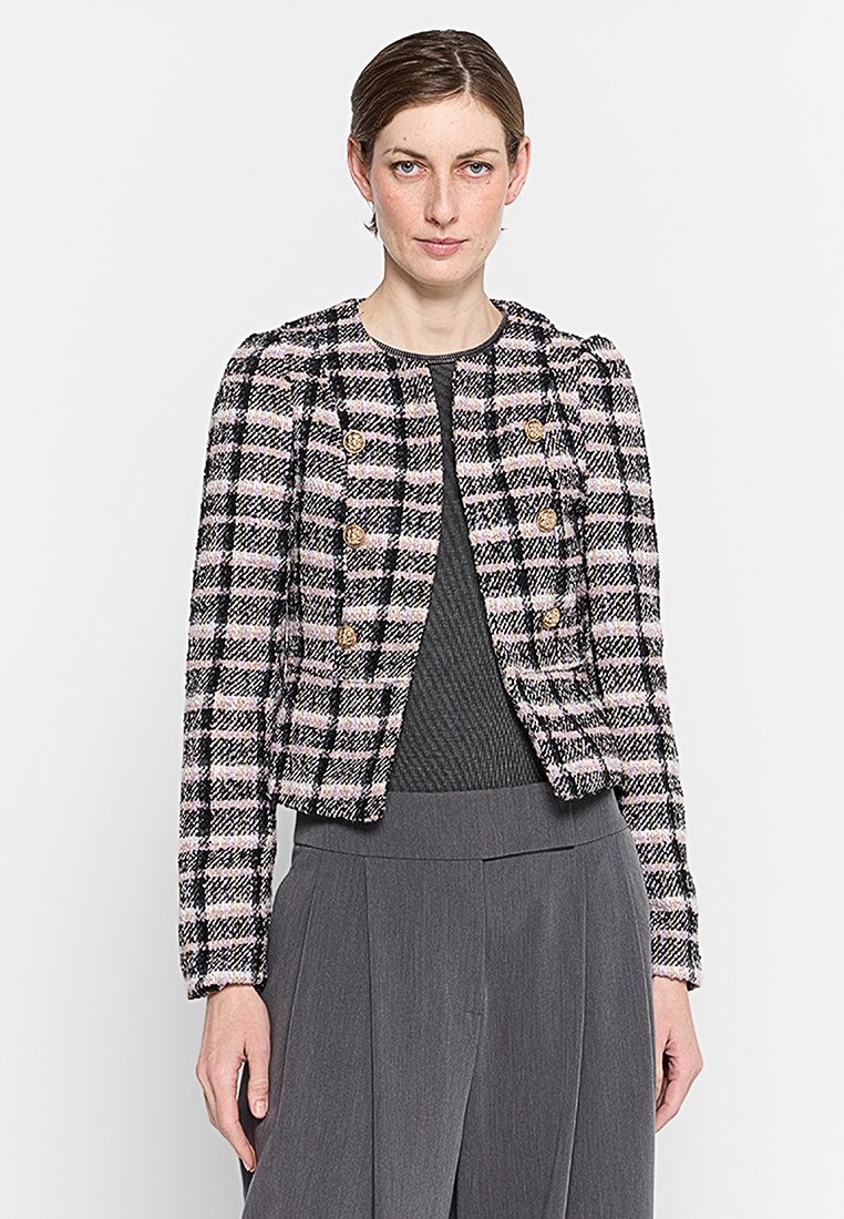 Chaqueta de tweed en patrón de cuadros en negro, rosa y blanco, con botones dorados y un diseño corto, con detalles de hombros abullonados.