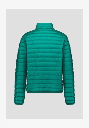 Giacca trapuntata leggera color teal con cuciture orizzontali, maniche lunghe e collo a listino vista da dietro su sfondo grigio.