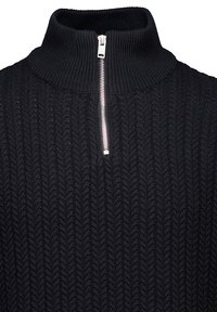 Schwarzer Strickpullover mit stehem Kragen und halbseitigem Reißverschluss. Hat ein strukturiertes Fischgrätenmuster. Der Stoff wirkt dick und warm.