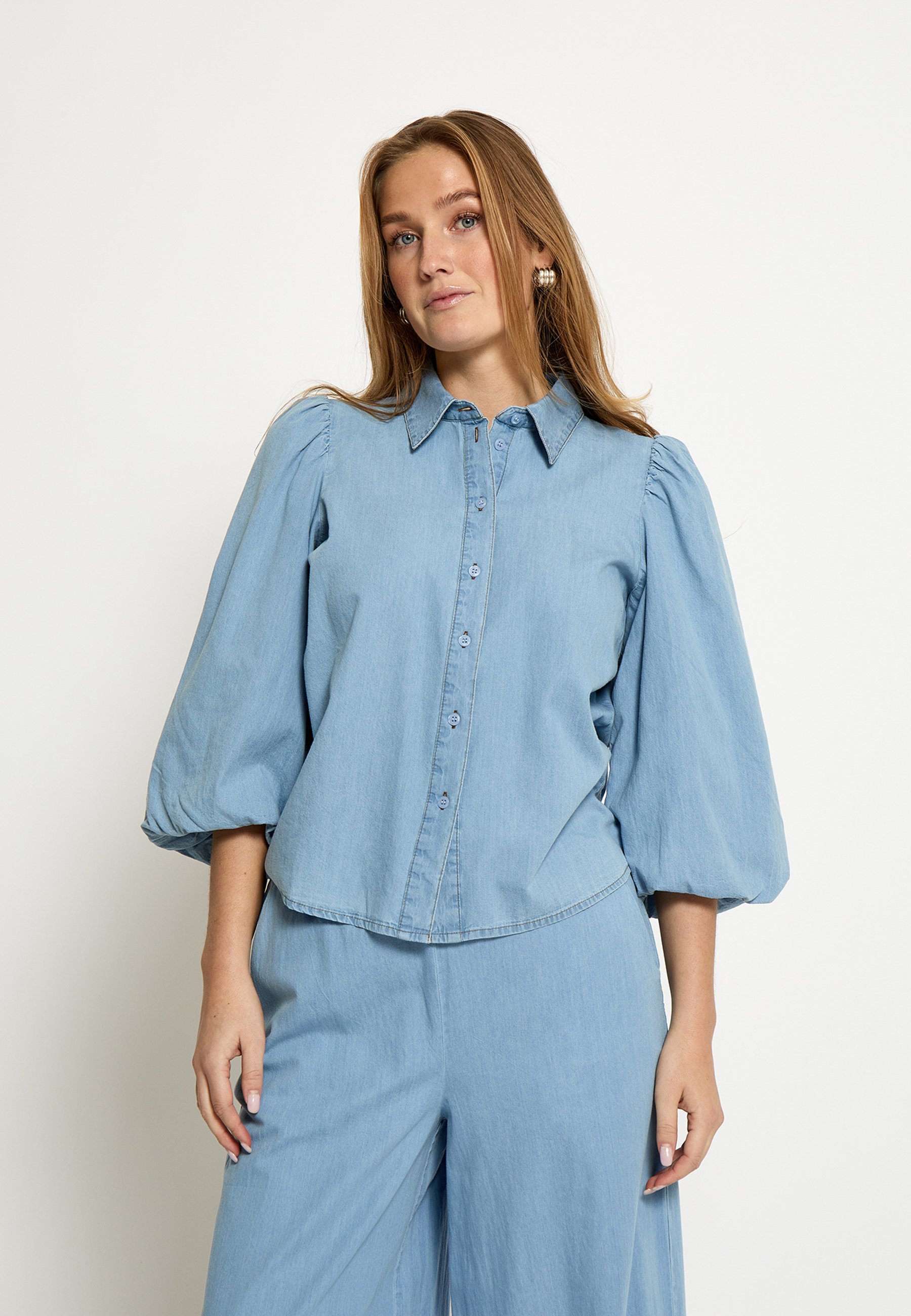 PEPPERCORN NUISA PUFF SLEEVE - Button-down blouse - mid blue denim