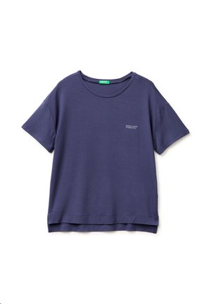 T-shirt a maniche corte blu navy con scollo a giro e piccolo logo "United Colors of Benetton" sul petto a sinistra.