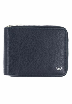 Portefeuille en cuir noir texturé avec fermeture éclair et petit logo argenté dans le coin inférieur droit sur un fond blanc.