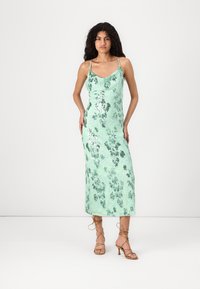 Minzgrünes Midikleid mit Blumenmuster, dünnen Trägern und tailliertem Schnitt, das eine glatte Textur und einen leichten Glanz aufweist.