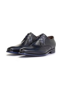Eleganti scarpe da uomo in pelle nera con una finitura liscia, punta affusolata, cuciture elaborate e lacci blu. Presentano un design elegante e minimale.