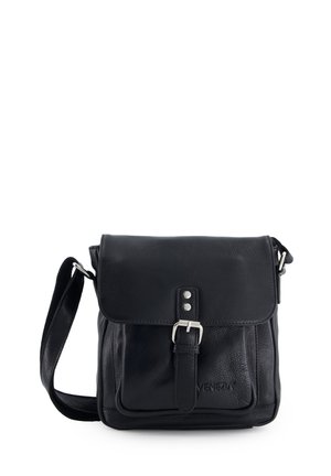Schwarze Leder-Crossbody-Tasche mit vorderem Schnallenriemen, langem verstellbarem Schultergurt und geprägt "Venezia"-Logo auf der Fronttasche.