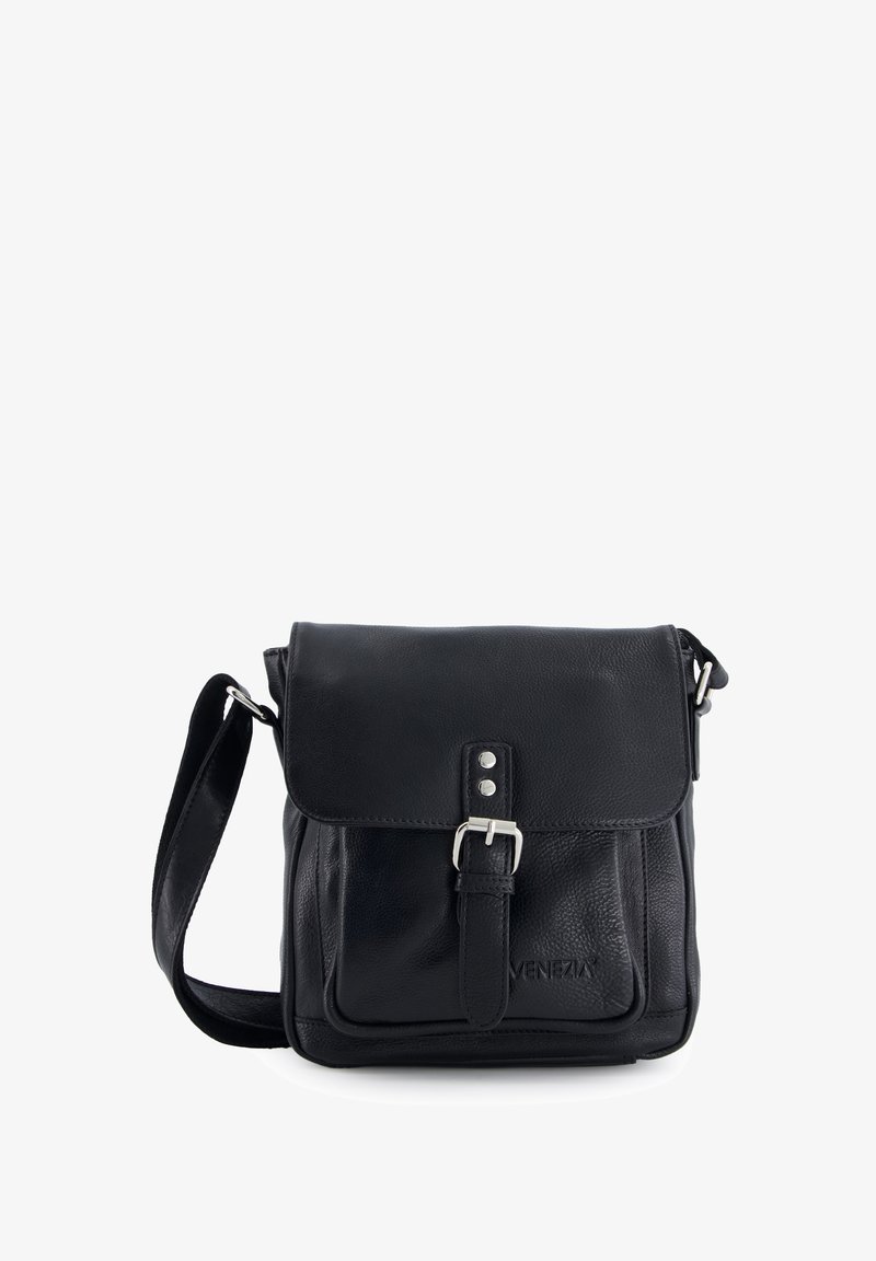 Czarna skórzana torba na ramię z przednim paskiem z klamrą, długim regulowanym paskiem na ramię oraz tłoczonym logo "Venezia" na przedniej kieszeni.