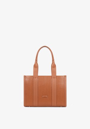 Bruine leren shopper met een geweven patroon en dubbele schouderriemen, rechthoekige vorm met een klein metalen logoplaatje aan de voorkant.