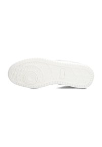 Witte sneakerzool met een gestructureerd grippatroon, met een cirkelvormige accent en een logo-gebied nabij het midden, over het geheel een gladde oppervlakte.