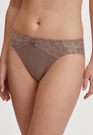 Bruine panties met kantafwerking en een gladde, zachte textuur. Bevat een delicate kantdetail bij de tailleband en een kleine metalen accent.