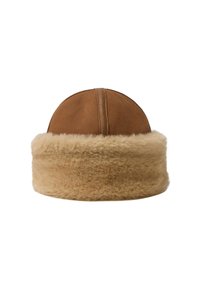 Bruine leren winterhoed met een brede beige bontafwerking rond de basis, weergegeven tegen een witte achtergrond.