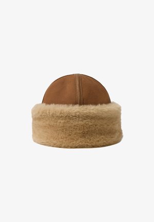 Brauner Leder-Winterhut mit breitem beigem Fellbesatz am unteren Rand, vor einem weißen Hintergrund gezeigt.