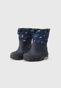 Botas de invierno azul oscuro con un forro blanco esponjoso, con un upper de tela con temática espacial adornado con cohetes y planetas. Suela de goma para tracción.