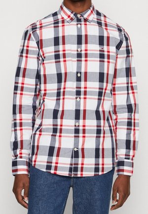 Camisa de botones con un patrón de cuadros en rojo, blanco y azul marino. Hecha de una tela ligera, con un cuello clásico y mangas largas.