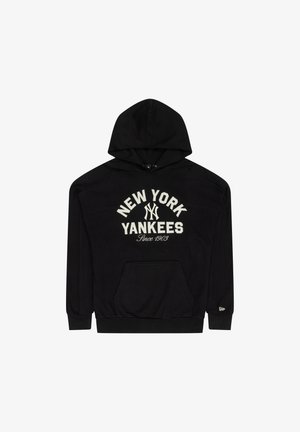 Sudadera negra con bolsillo canguro, presenta "NEW YORK YANKEES" y "Desde 1903" en letras blancas. Tejido suave, corte estándar.