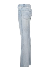 Lichtblauwe denim spijkerbroek zijaanzicht met achterzakdetails en een rechte pijp op een witte achtergrond.